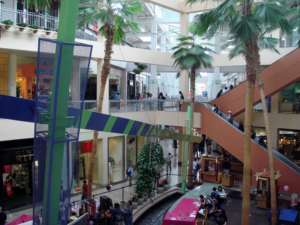 Centro comercial Santa Monica Place. Imagen de Bobak Ha'Eri via Wikipedia Commons.
